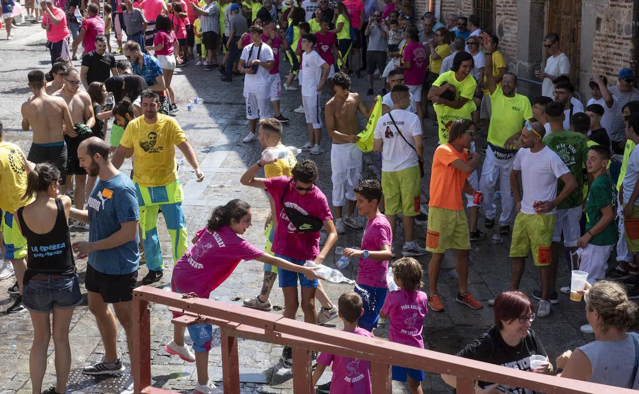 Las peñas desafían el calor en el inicio de las fiestas de San Lorenzo en Segovia, este sábado. 