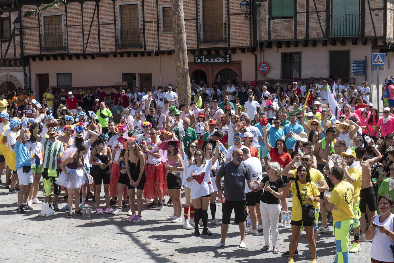 Peñistas en el pregón en la plaza de San Lorenzo de Segovia, este sábado. 