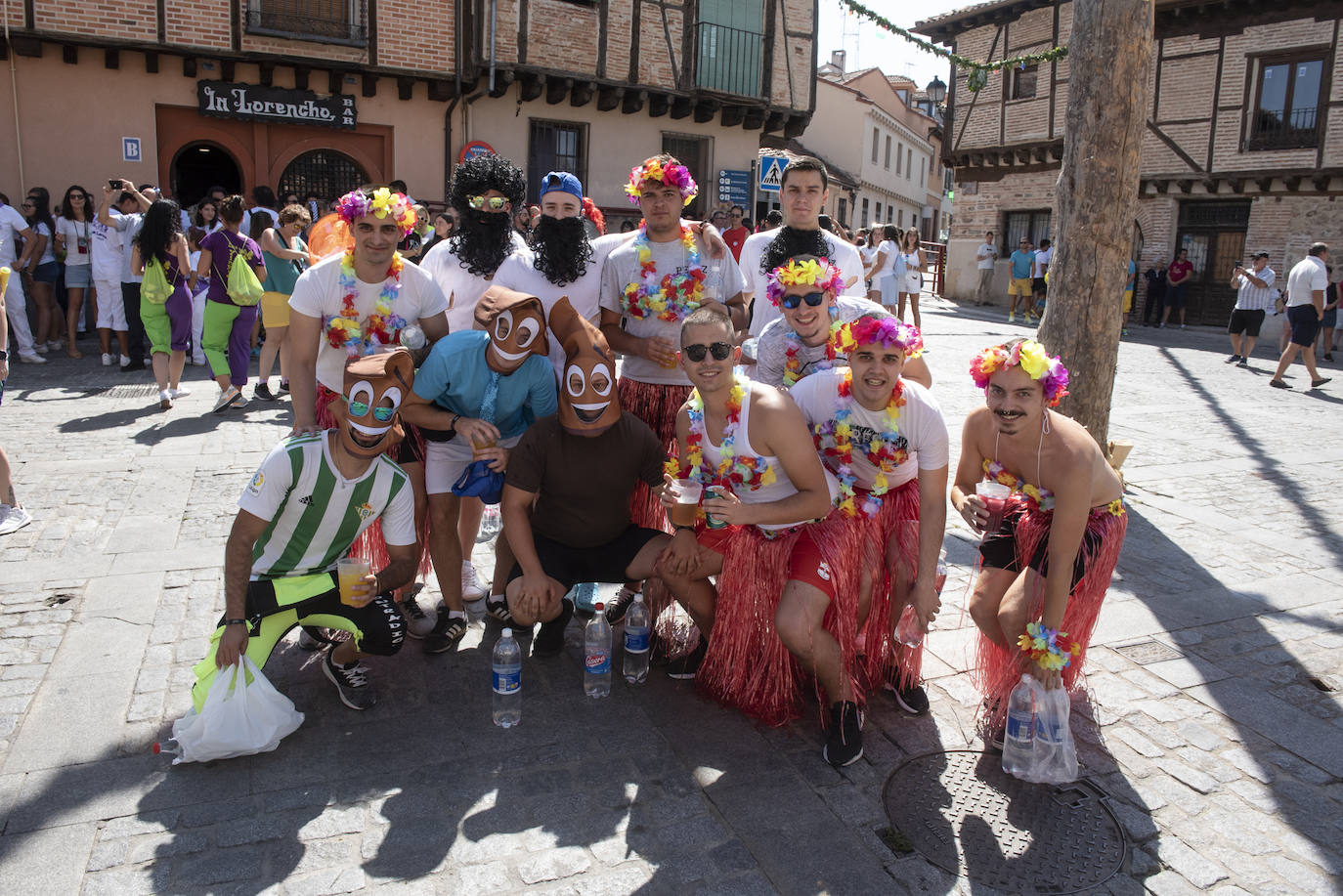 Peñistas en el pregón en la plaza de San Lorenzo de Segovia, este sábado. 