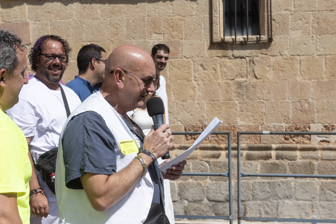 Peñistas en el pregón en la plaza de San Lorenzo de Segovia, este sábado. 