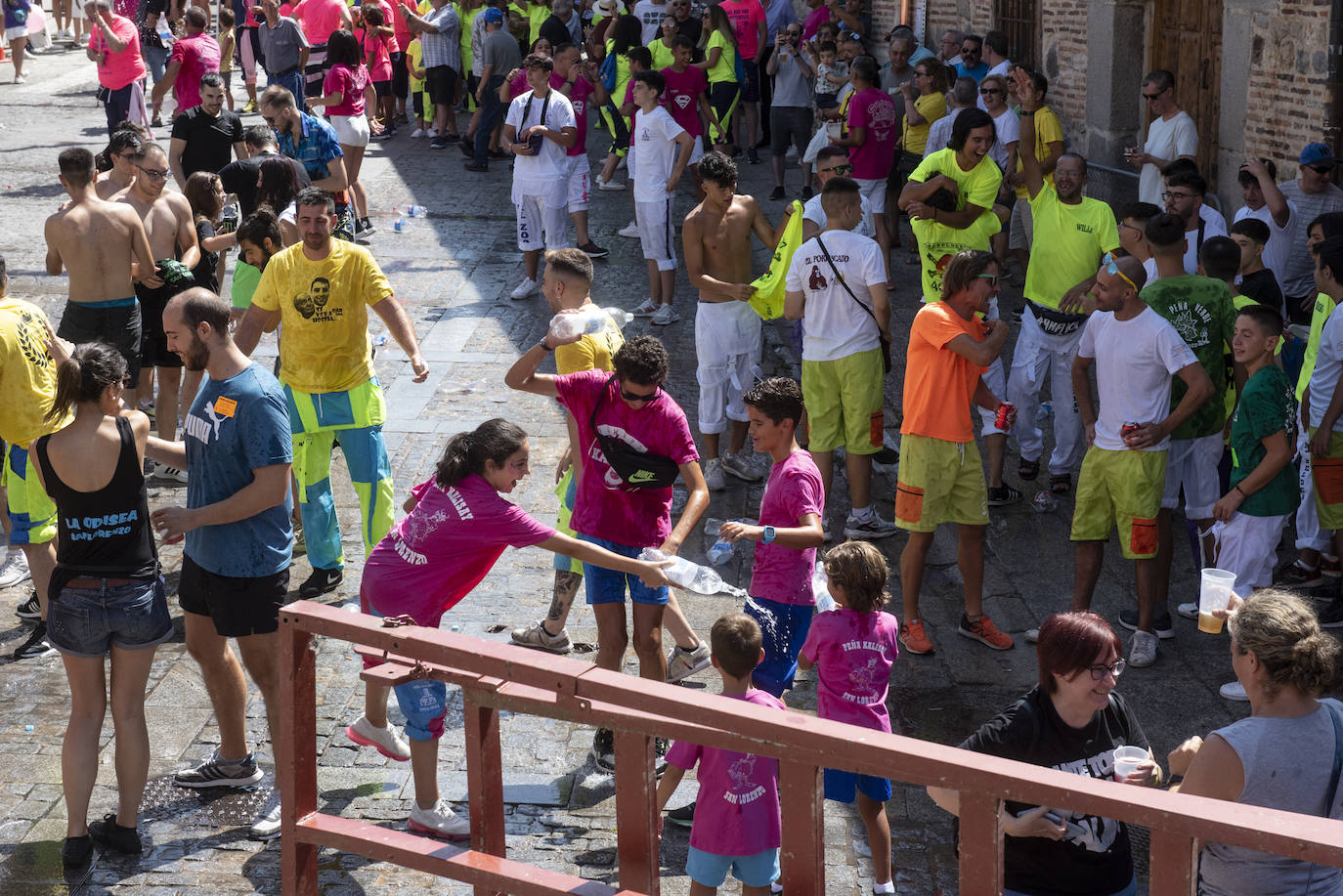 Peñistas en el pregón en la plaza de San Lorenzo de Segovia, este sábado. 