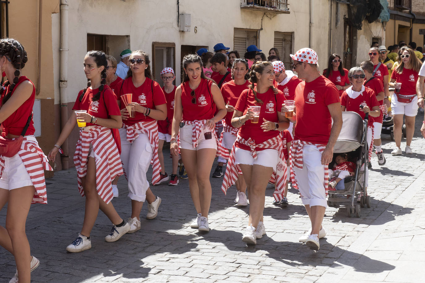 Peñistas en el pregón en la plaza de San Lorenzo de Segovia, este sábado. 