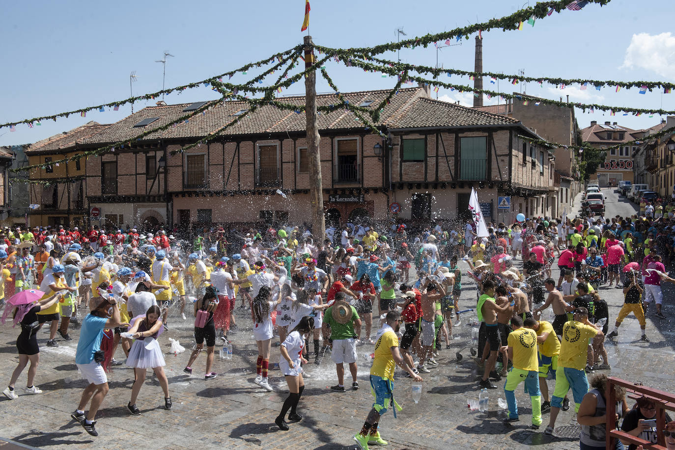 Peñistas en el pregón en la plaza de San Lorenzo de Segovia, este sábado. 