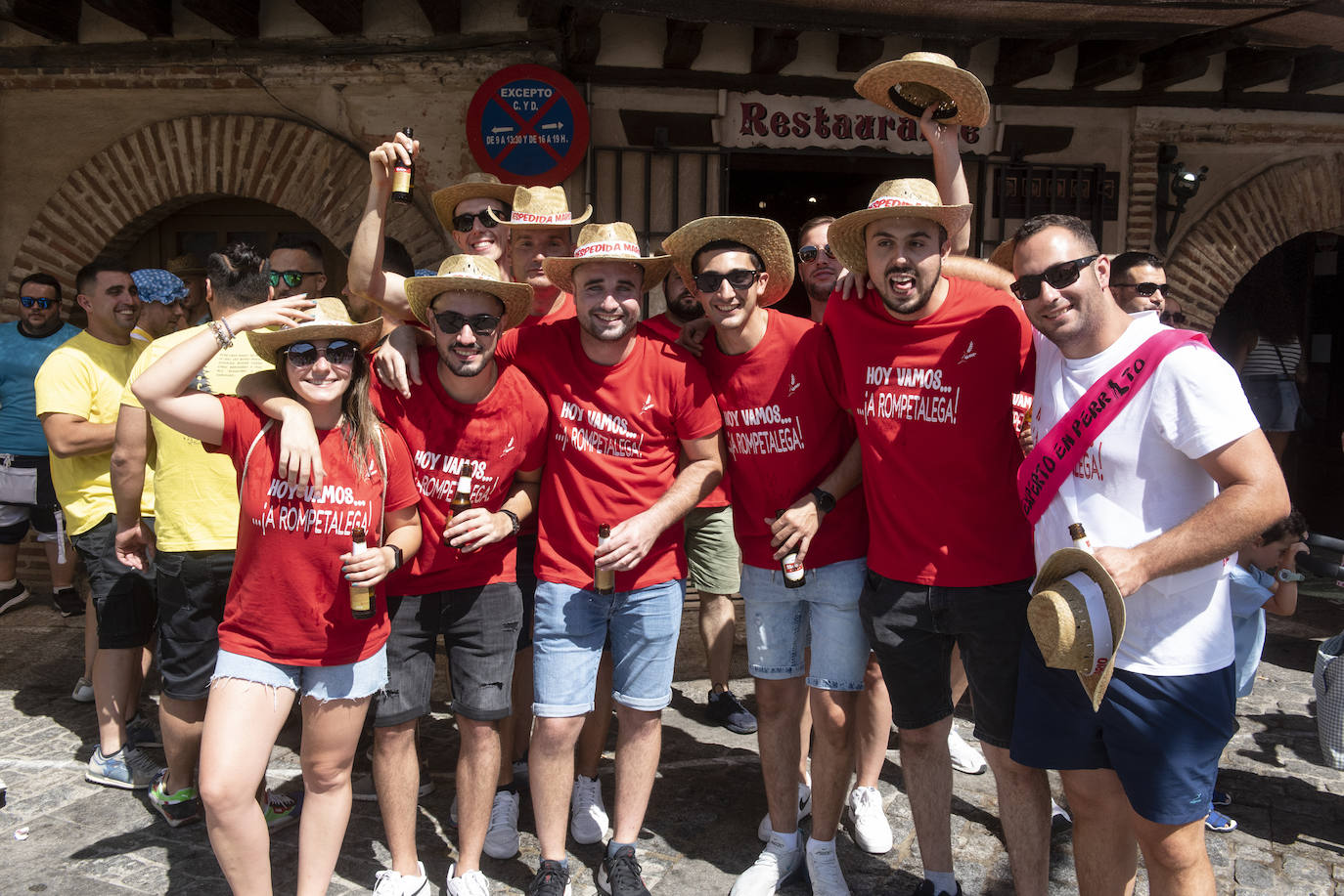 Peñistas en el pregón en la plaza de San Lorenzo de Segovia, este sábado. 