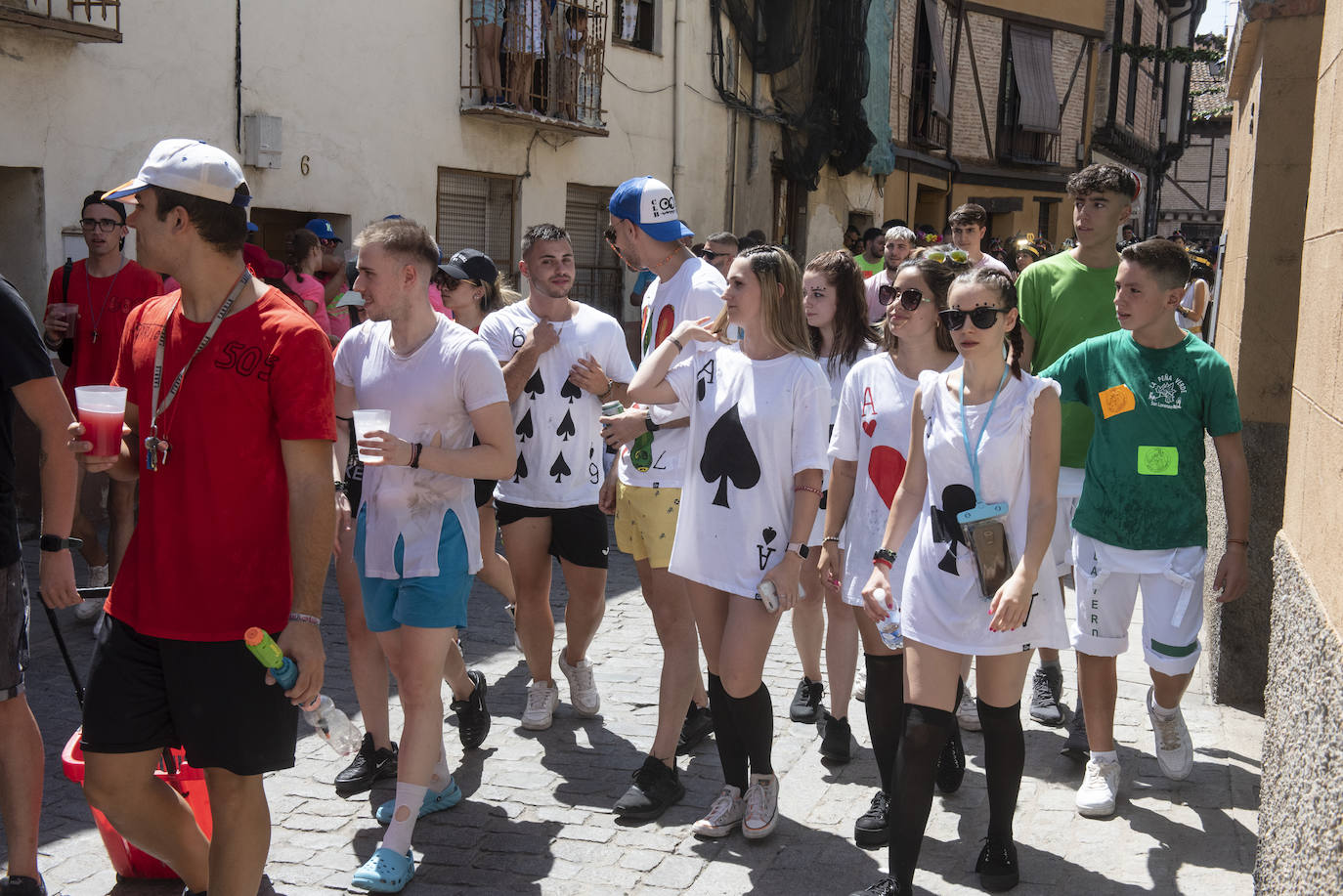 Peñistas en el pregón en la plaza de San Lorenzo de Segovia, este sábado. 