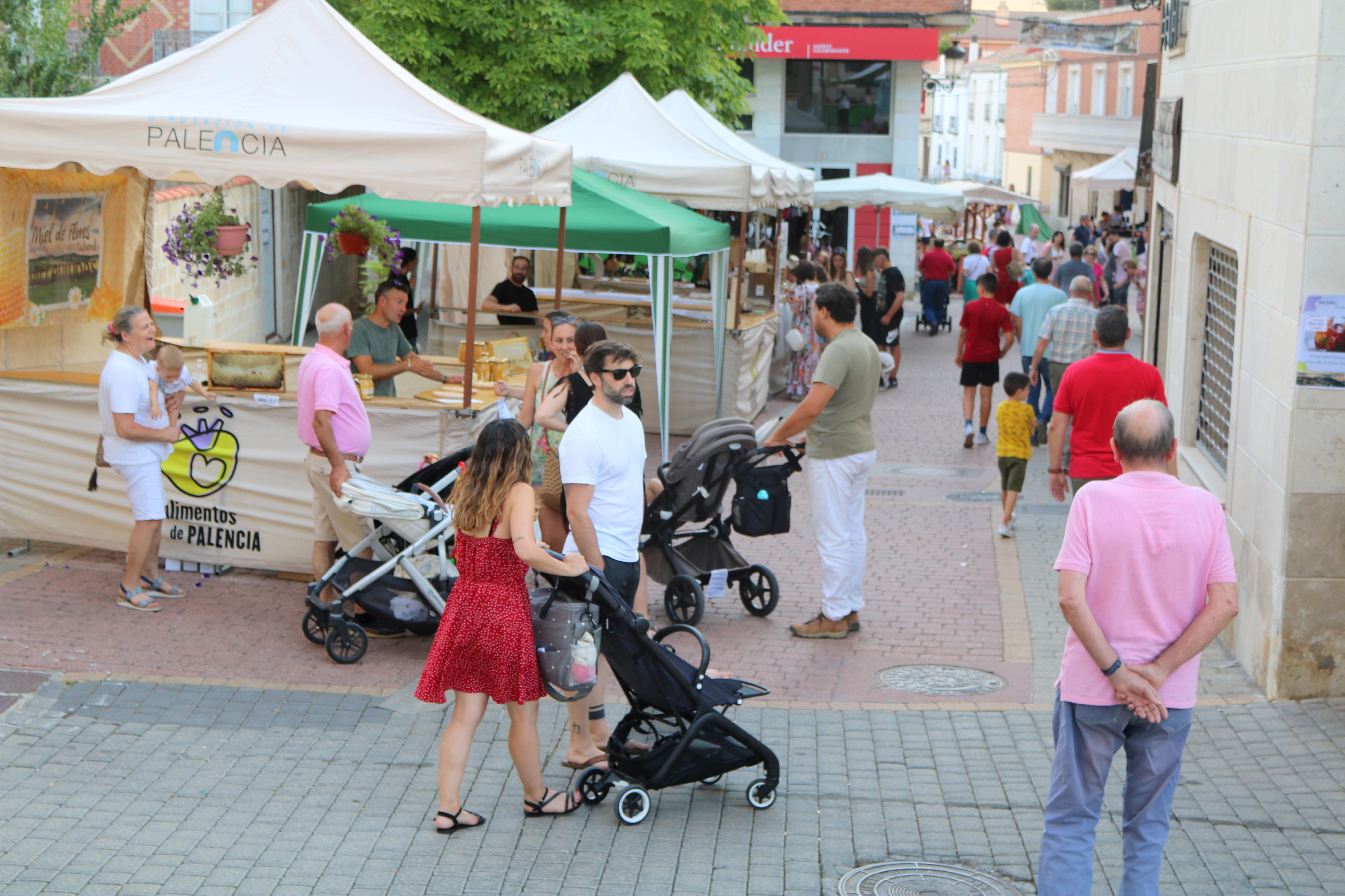 Numerosos cerrateños acudieron a la capital del Cerrato para disfrutar de una animada Feria