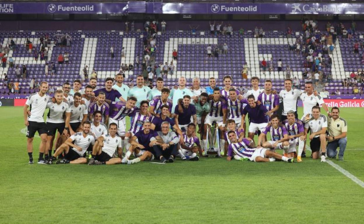 La plantilla celebra el trofeo ganado ante la Lazio 