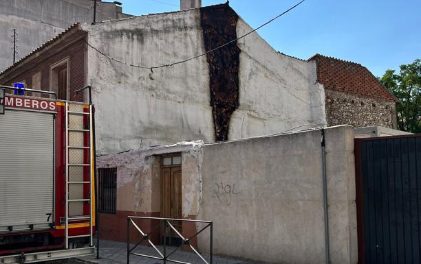 Los bomberos sofocan un incendio originado en una peña de Íscar