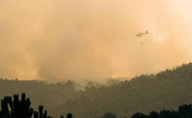 Cortan la AV-922 por el incendio de Santa Cruz del Valle