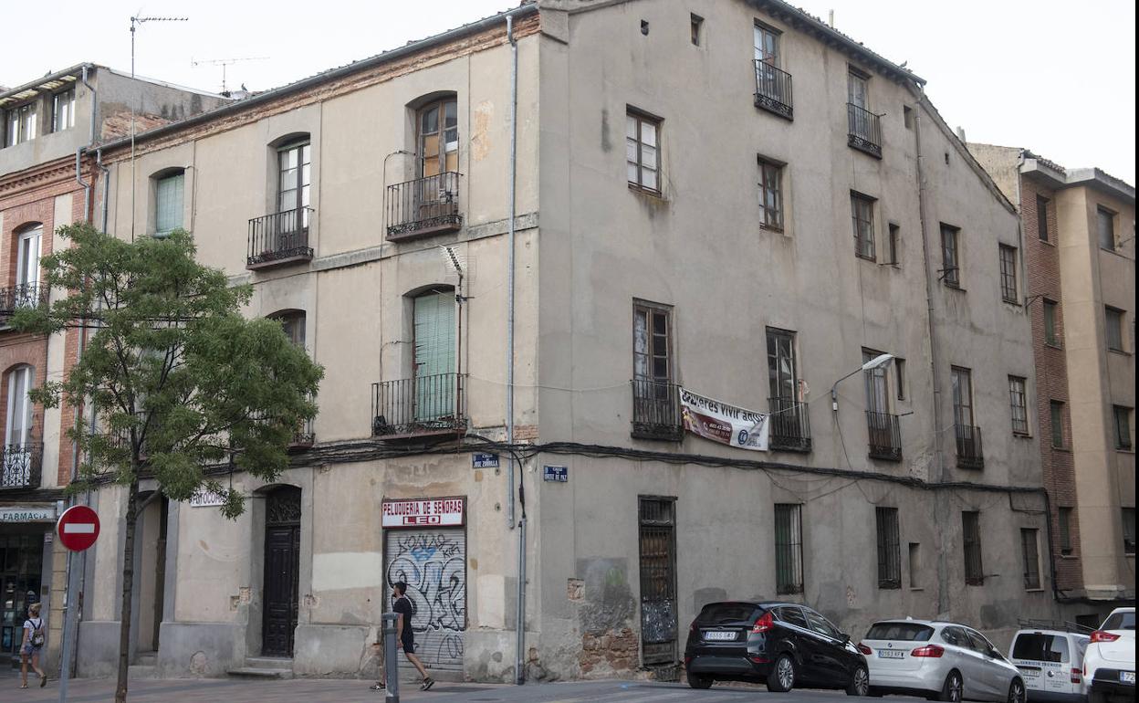 Edificio en la esquina de José Zorrilla y Ortiz de Paz que aguarda las licencias de obra. 