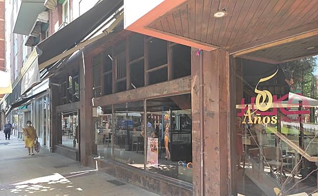 Exterior de la cafetería Moka horas después del incidente. 