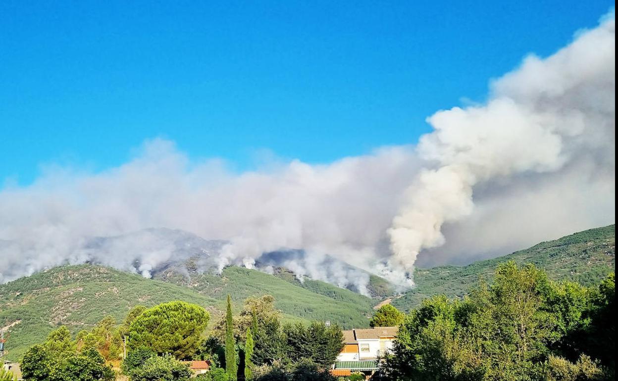 El fuego, visto desde el municipio de Pedro Bernardo.