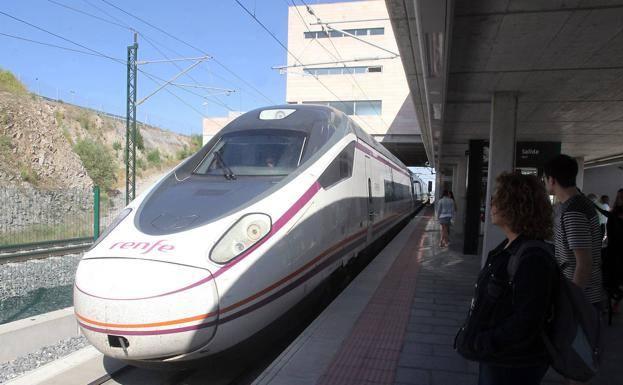 Pasajeros esperan en Segovia la llegada de un Avant.