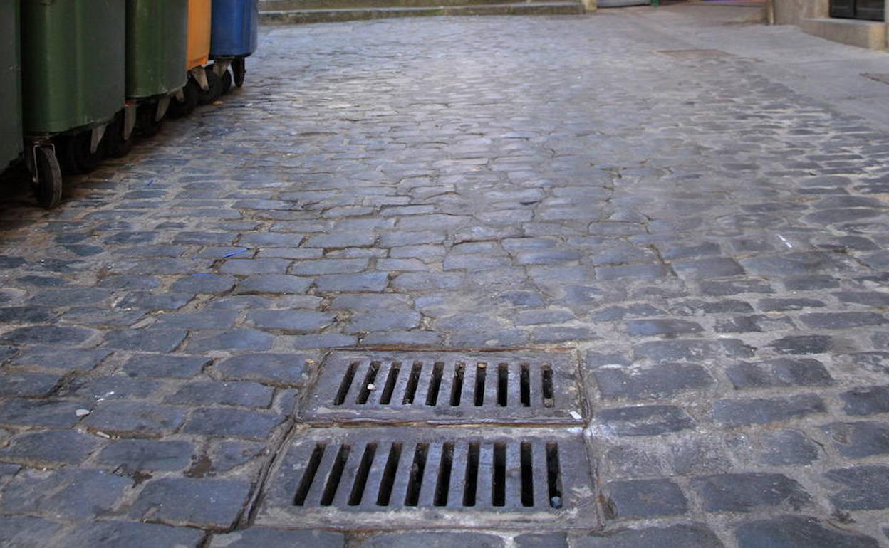 Alcantarillas en una calle de Segovia. 