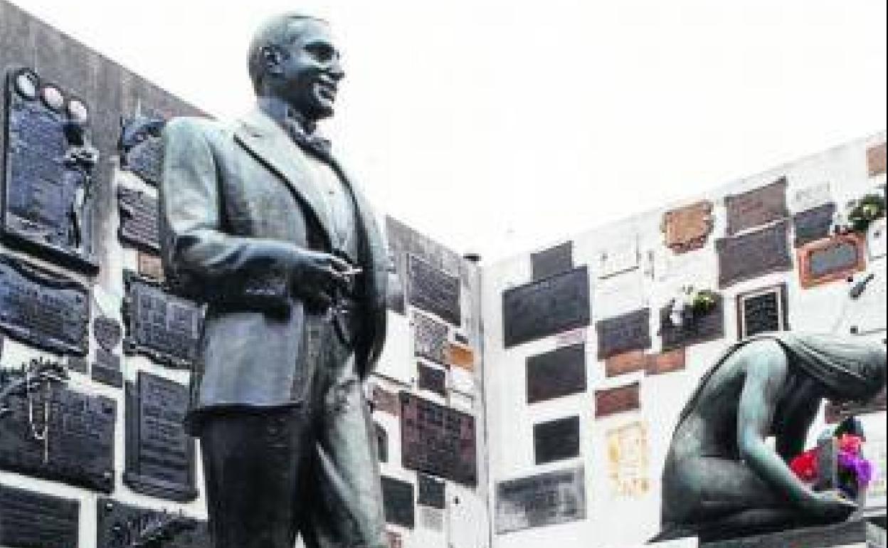 Monumento a Carlos Gardel, autor de la canción 'A media luz'.