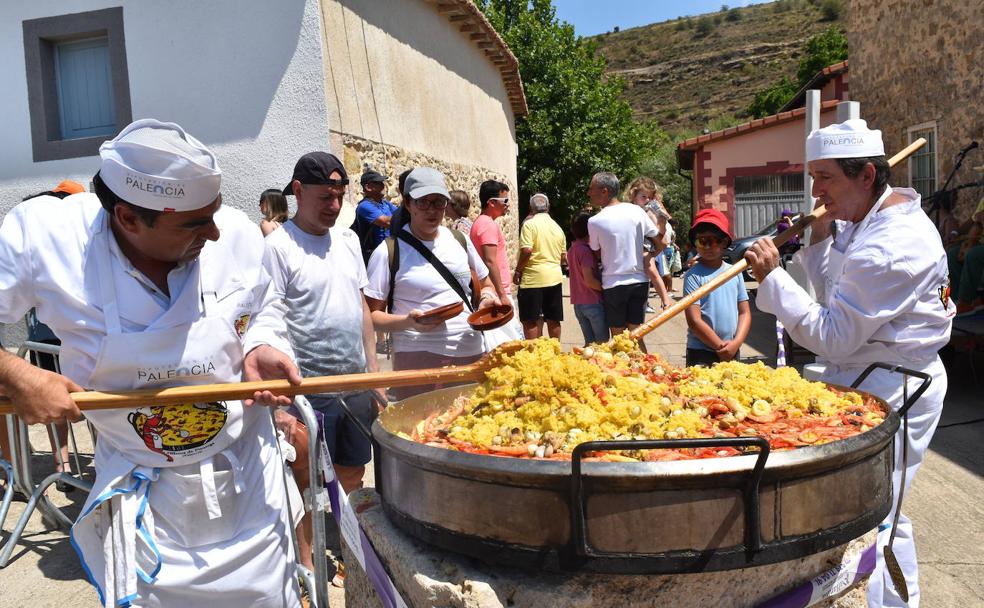 Los cocineros preparal la tradicional paella.