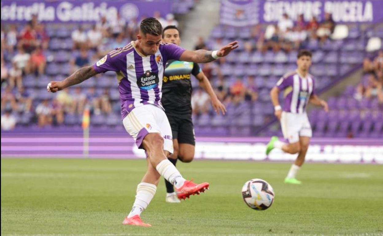 Sergio León dispara ante la Lazio en el Trofeo Ciudad de Valladolid disputado el pasado sábado.
