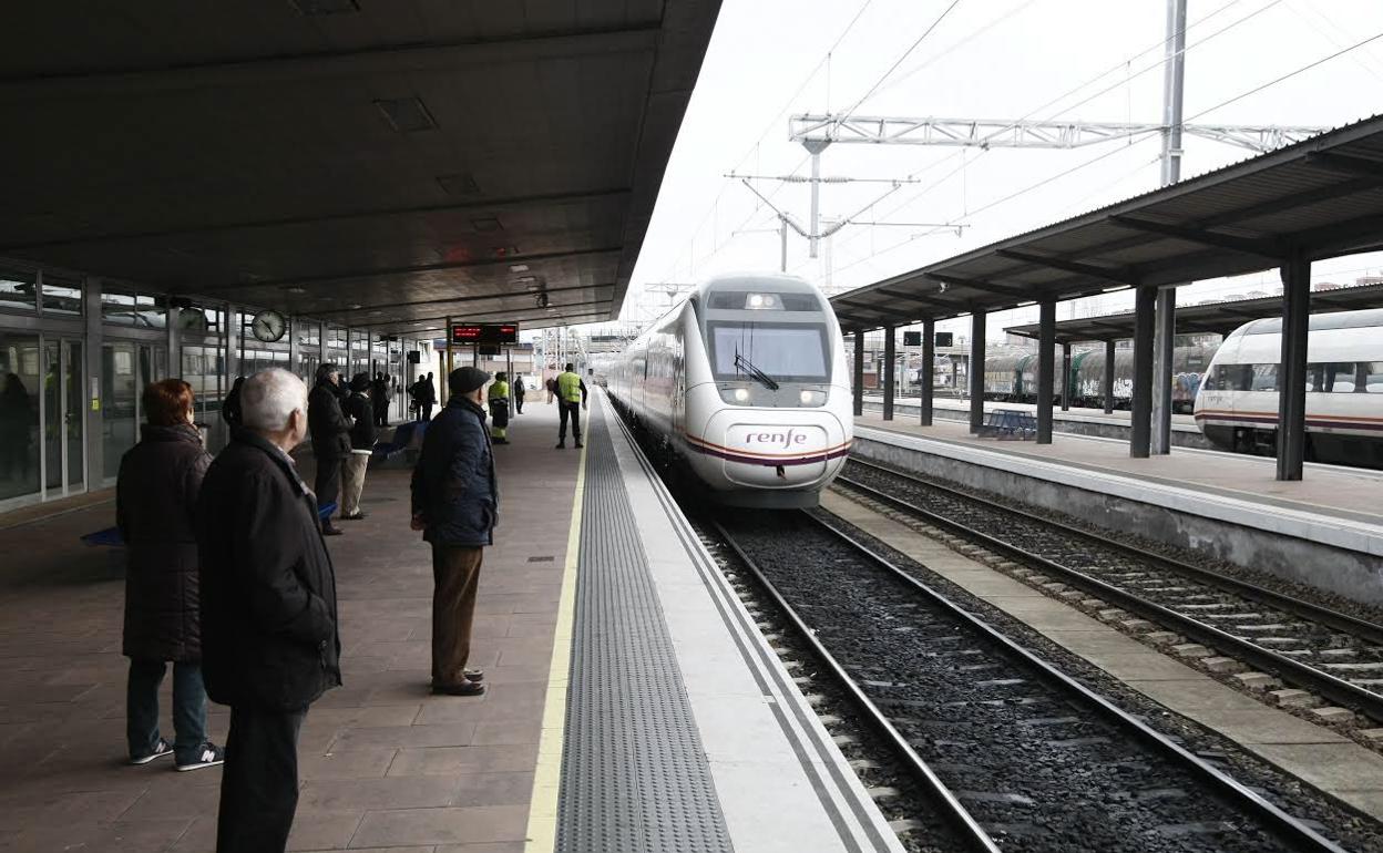 Llegada del tren rápido Alvia a la capital salmantina. 