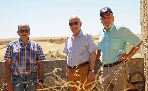 Juan Carlos Pérez y los hermanos Antonino y Jesús Sánchez, últimos mimbreros de Peñaflor de Hornija.