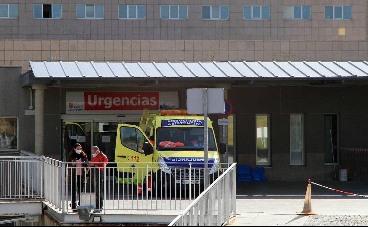 Ambulancia en la entrada de Urgencias del Hospital General durante la pandemia. 