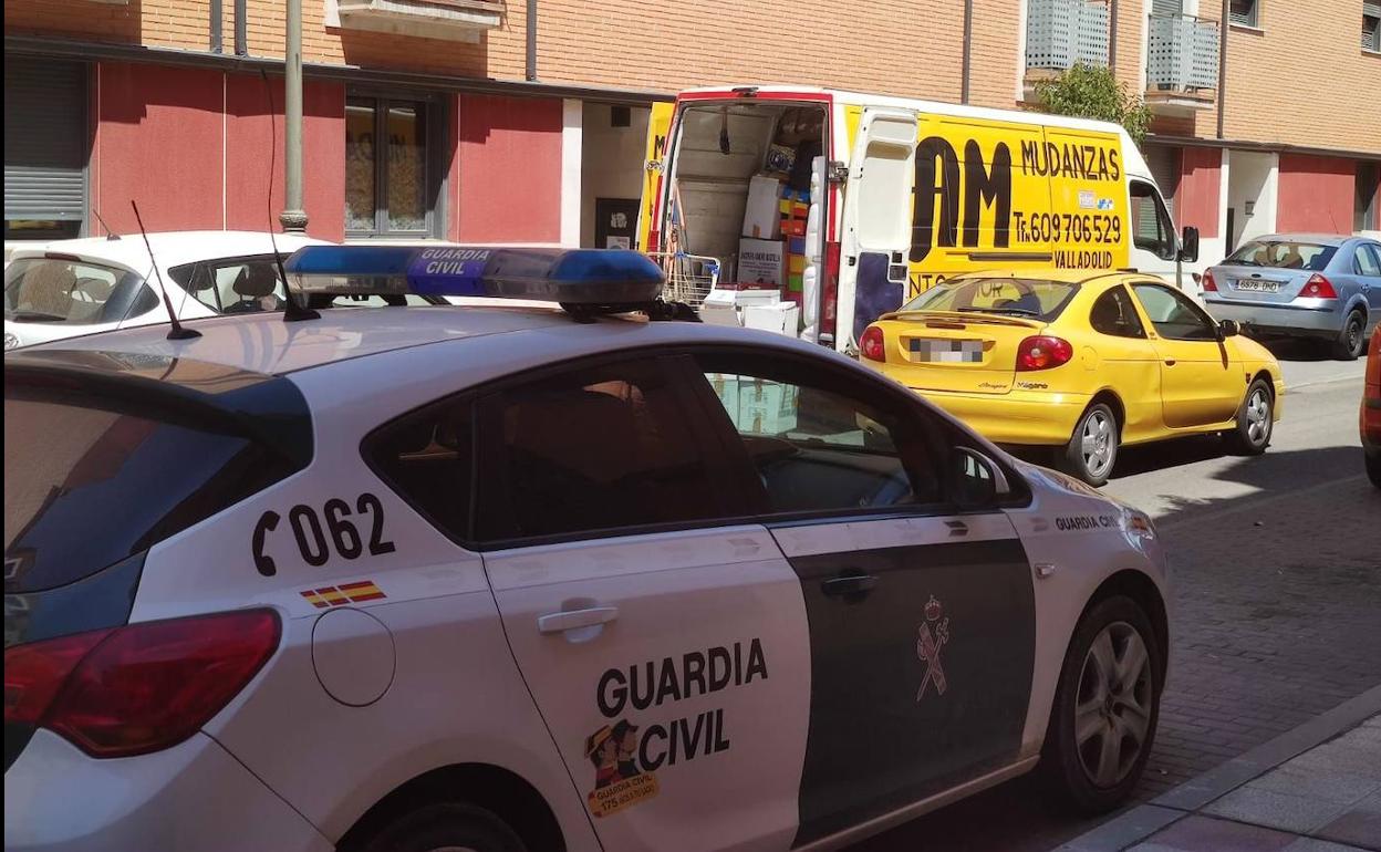 Vehículo de la Guardia Civil y furgoneta de mudanza, este martes en Santovenia.