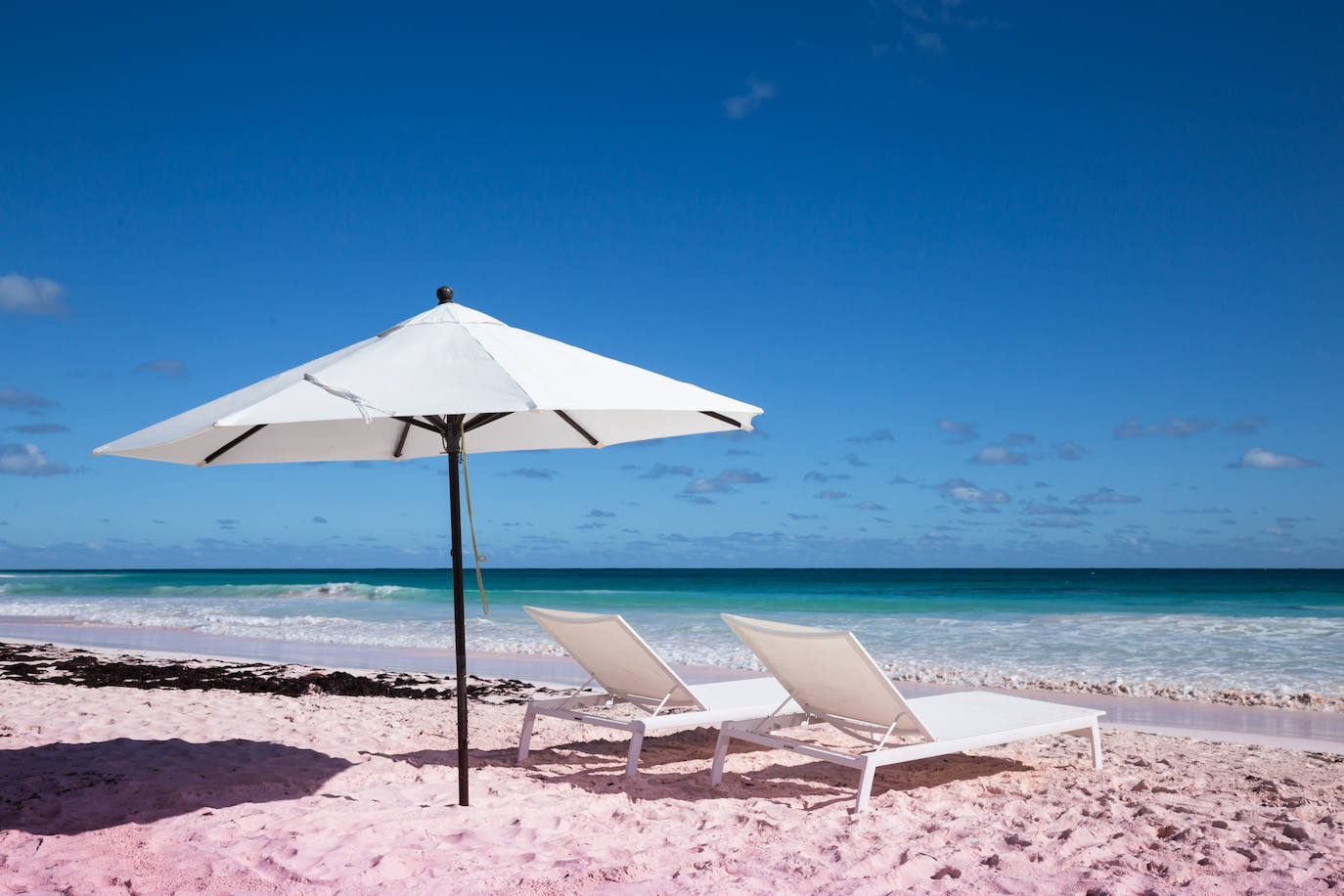 HARBOUR ISLAND (BAHAMAS) | Conocida por su hermosa playa de arena rosa, está ubicada a lo largo del lado este del océano Atlántico. Considerada una de las mejores playas de las islas de Las Bahamas. El color rosa pálido de la arena proviene de insectos coralinos microscópicos, conocidos como foraminíferos, que tienen una concha rosada o roja brillante llena de agujeros a través de los cuales se extienden pseudópodos, bases que utiliza para adherirse y alimentarse.