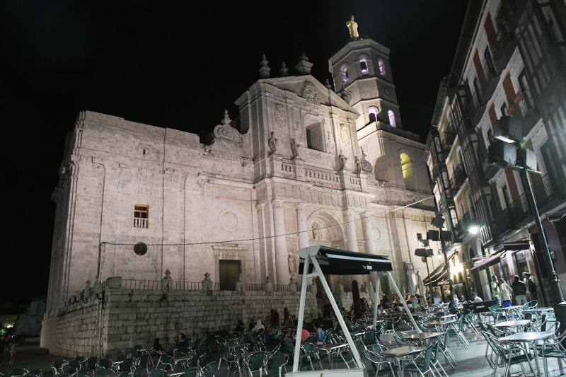 Iluminación ornamental de la Catedral de Valladolid.