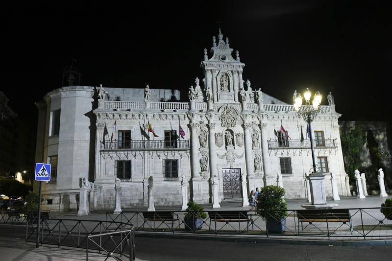 La Plaza de la Universidad de Valladolid con su iluminacion ornamental.