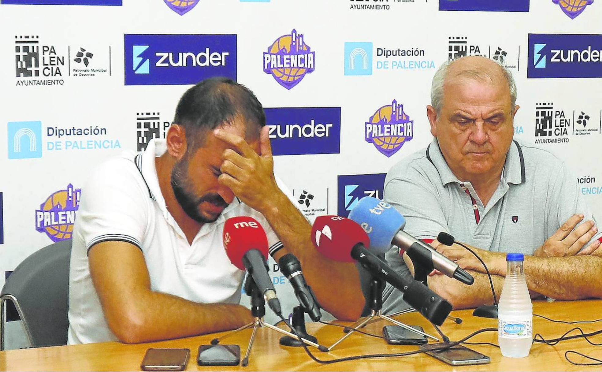 El base catalán, junto al presidente Gonzalo Ibáñez, ayer en su despedida del Palencia Baloncesto.