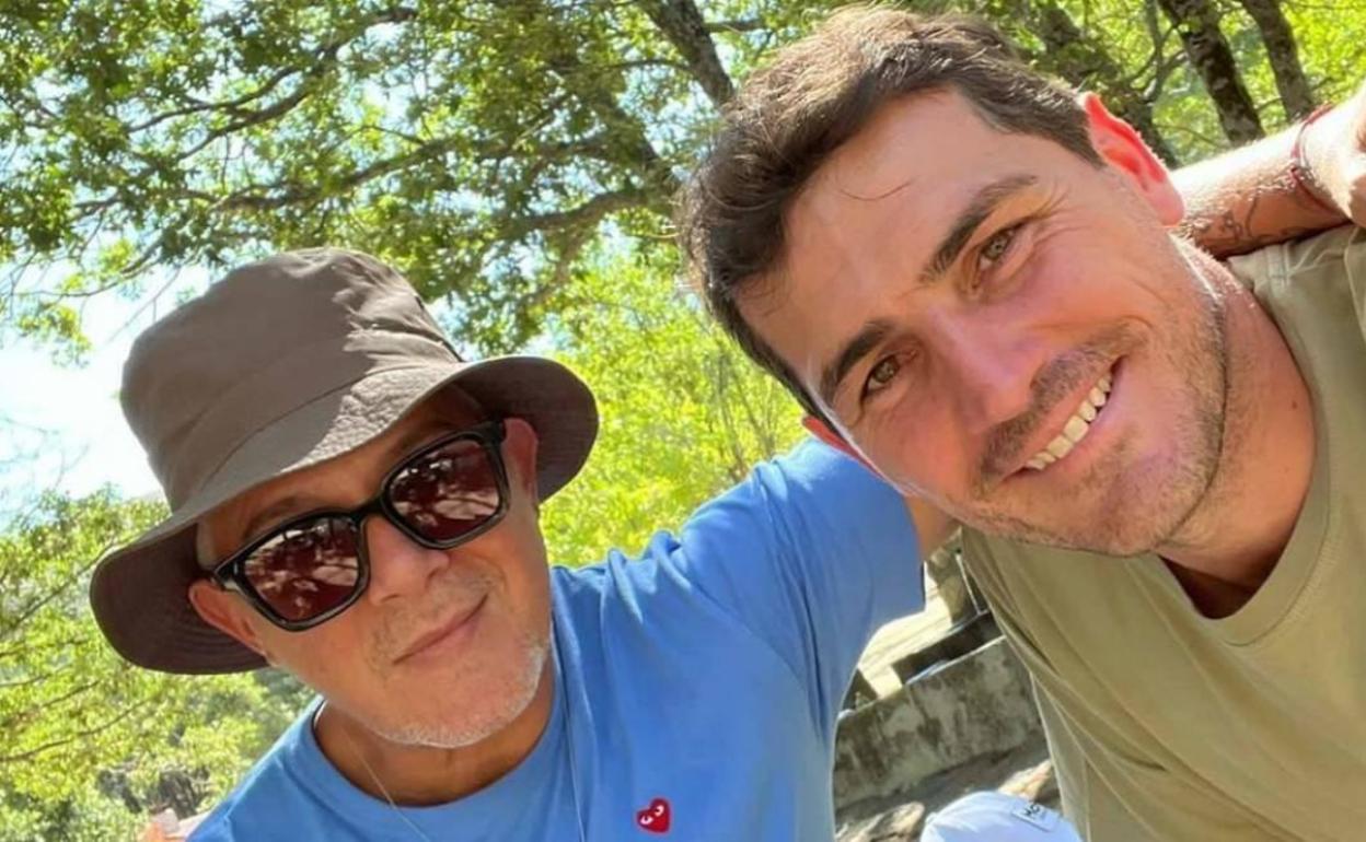 Alejandro Sanz e Iker Casillas en Navalacruz. 