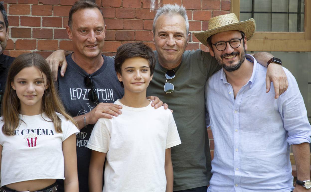 David Summers (segundo por la derecha) visita el rodaje de 'Voy a pasármelo bien'. 