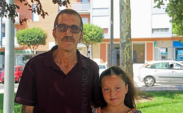 Alexia Pérez, de 9 años, estudiante de primaria y su abuelo José Antonio Pérez, ex-minero de 56: «No nos hemos contagiado por las mascarillas, porque nos hemos cuidado». 