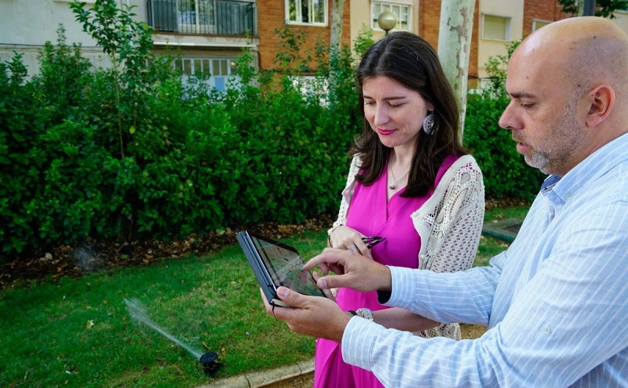 La concejala comprueba el funcionamiento del sistema de telegestión del riego, que economiza el consumo de agua en parques y jardines.