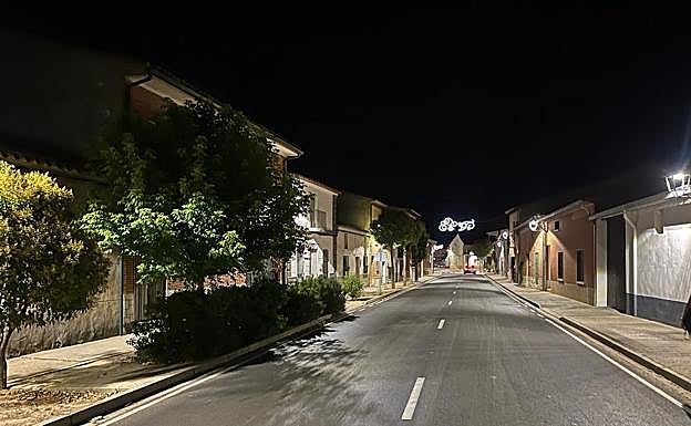 Nueva iluminación led en una de las calles de Pollos. 