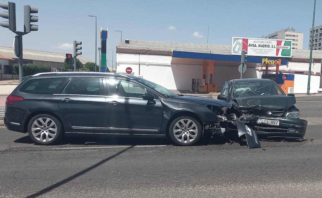 Colisión entre los dos vehículos.