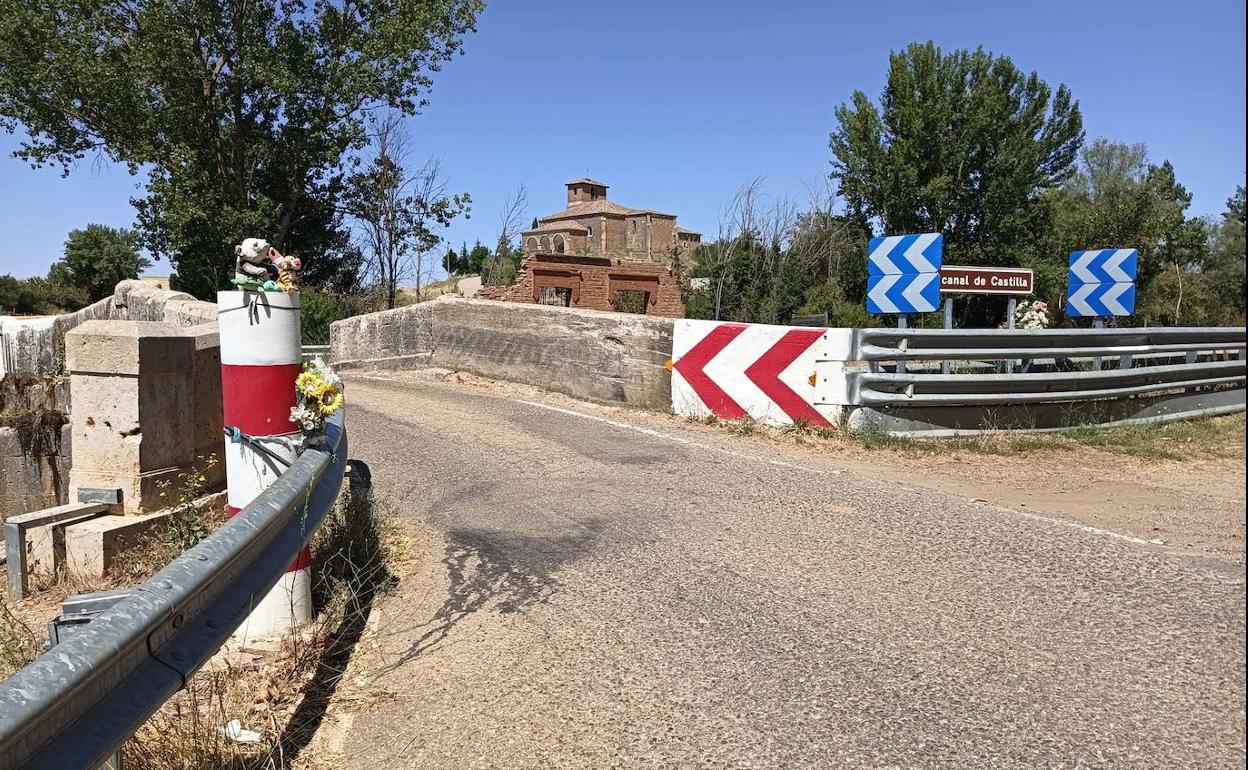 Puente de Naveros de Pisuerga, con unas flores y unos peluches que recuerdan a las víctimas del suceso del 11 de agosto de 2012. 