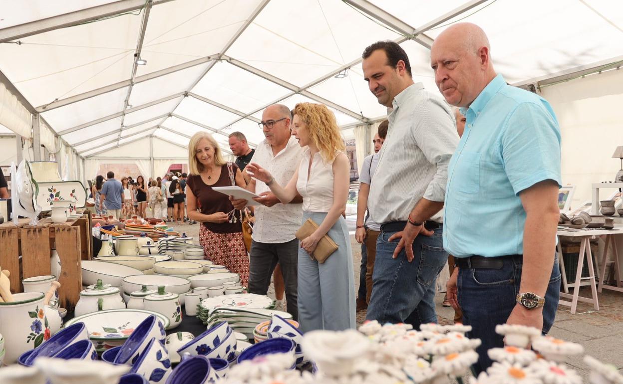 Representantes políticos, en la feria. 