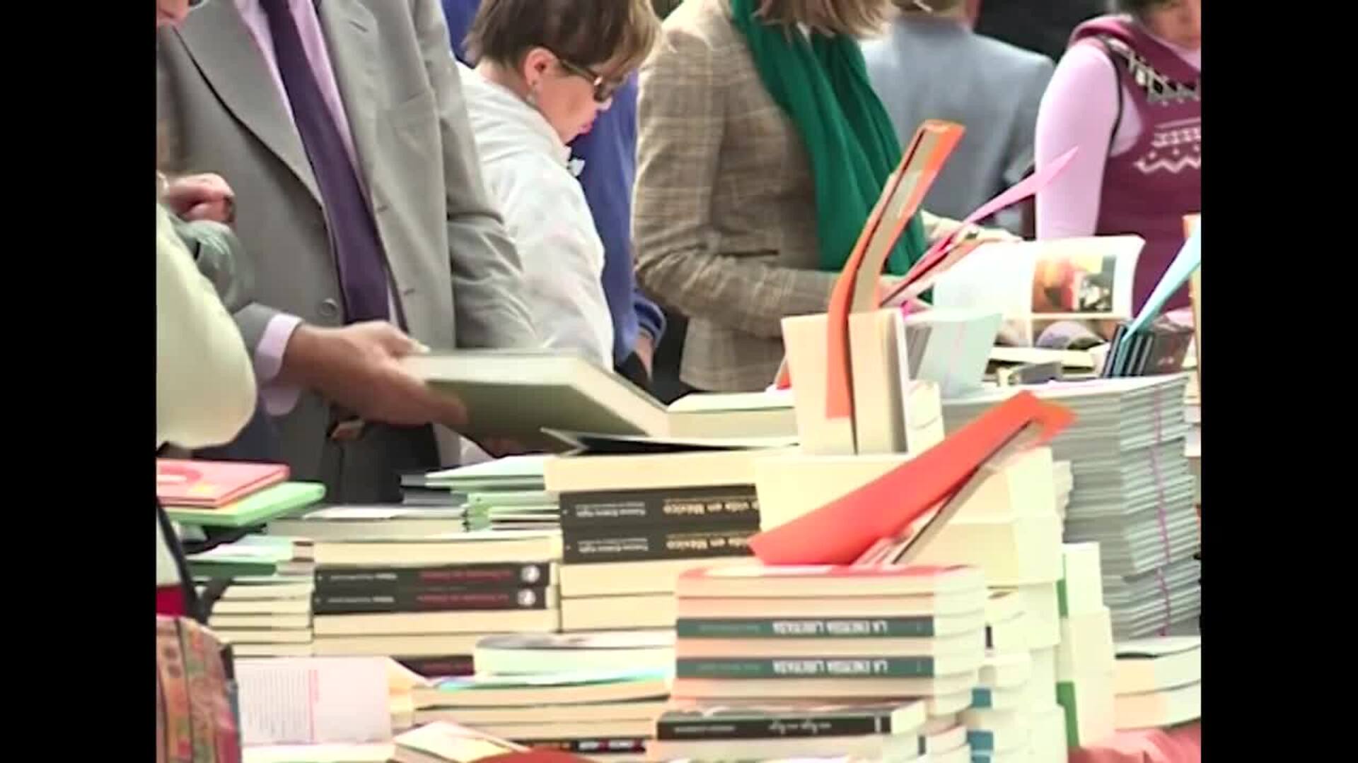 Atacan al escritor Salman Rushdie durante una presentación en Nueva York