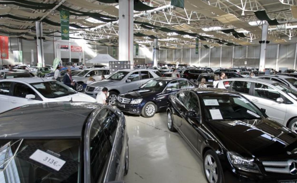 Vehículos de exposición en el salón del automóvil. 