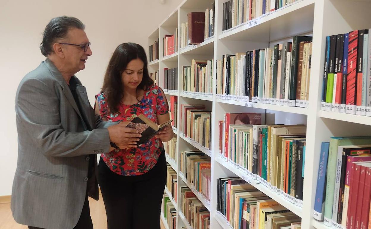 Luis Araújo y la concejala de Cultura, en la biblioteca.