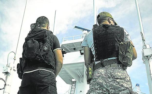 La guardia alta. Seguridad privada en el buque atunero vasco 'Alakrana', secuestrado por piratas en 2009. 