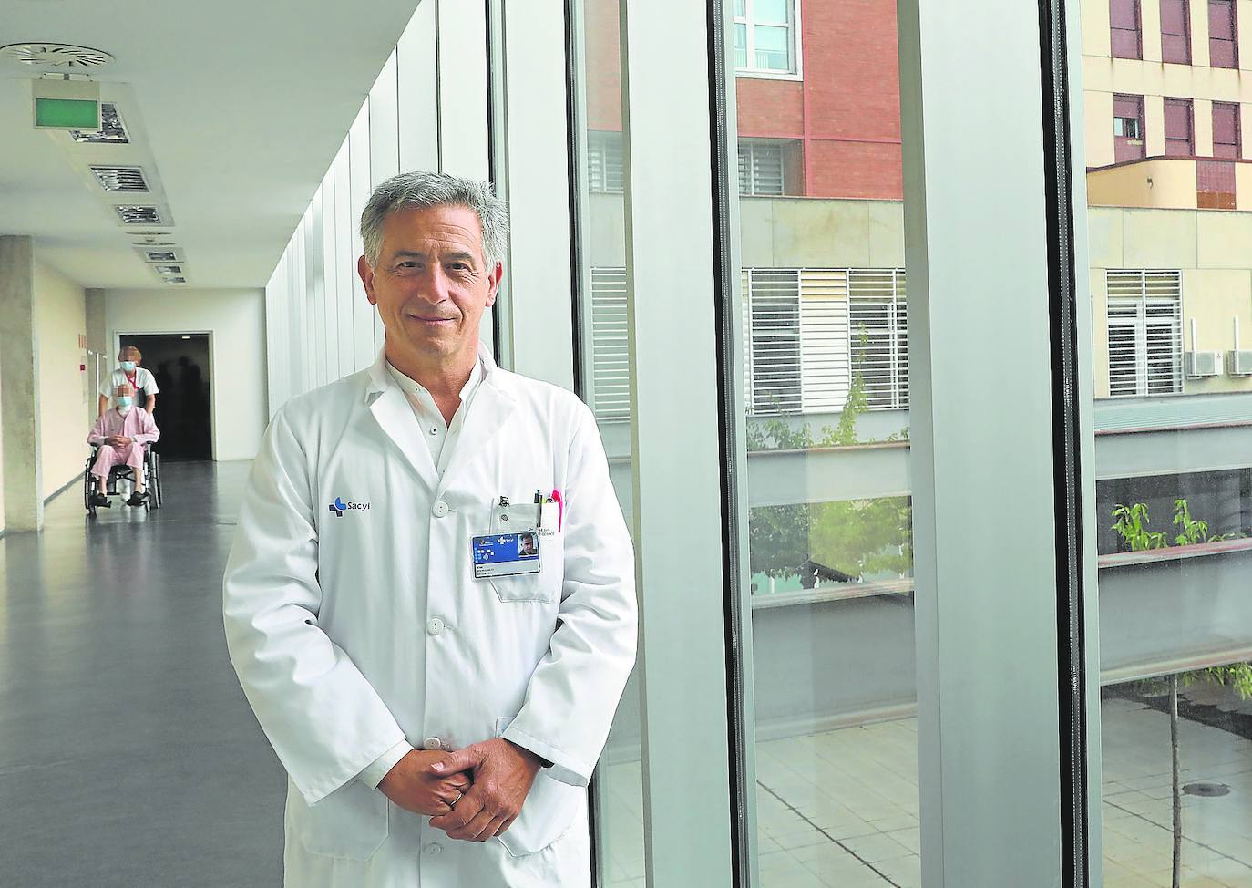 El doctor José Jolín posa en los pasillos del Hospital Río Carrión. 