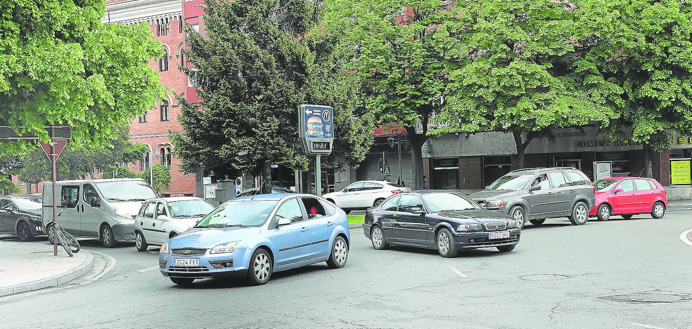 Numerosos vehículos confluyen en la rotonda de San Lázaro. 