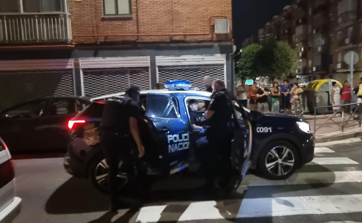 Agentes de la Policía Nacional tras detener al varón de 43 años.