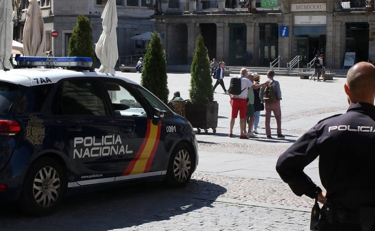Patrulla de la Policía Nacional en Segovia.