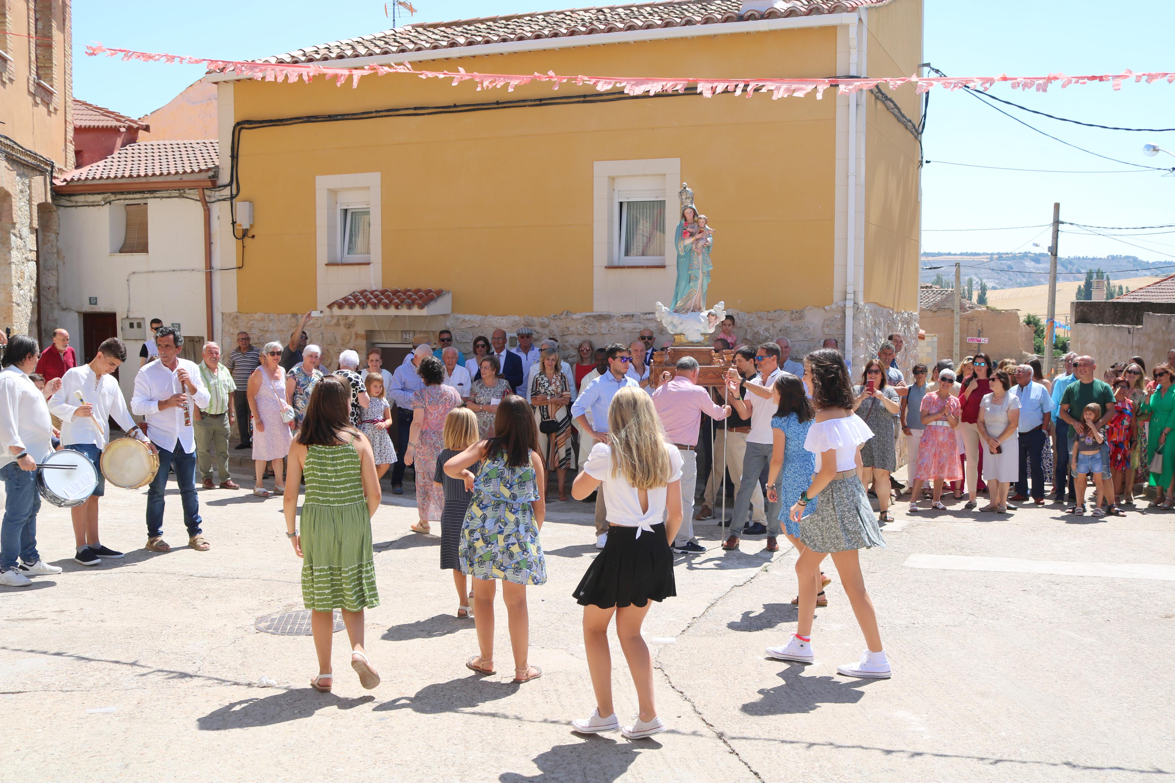 Villaconancio honra a su Patrona con la Jota de los Labradores