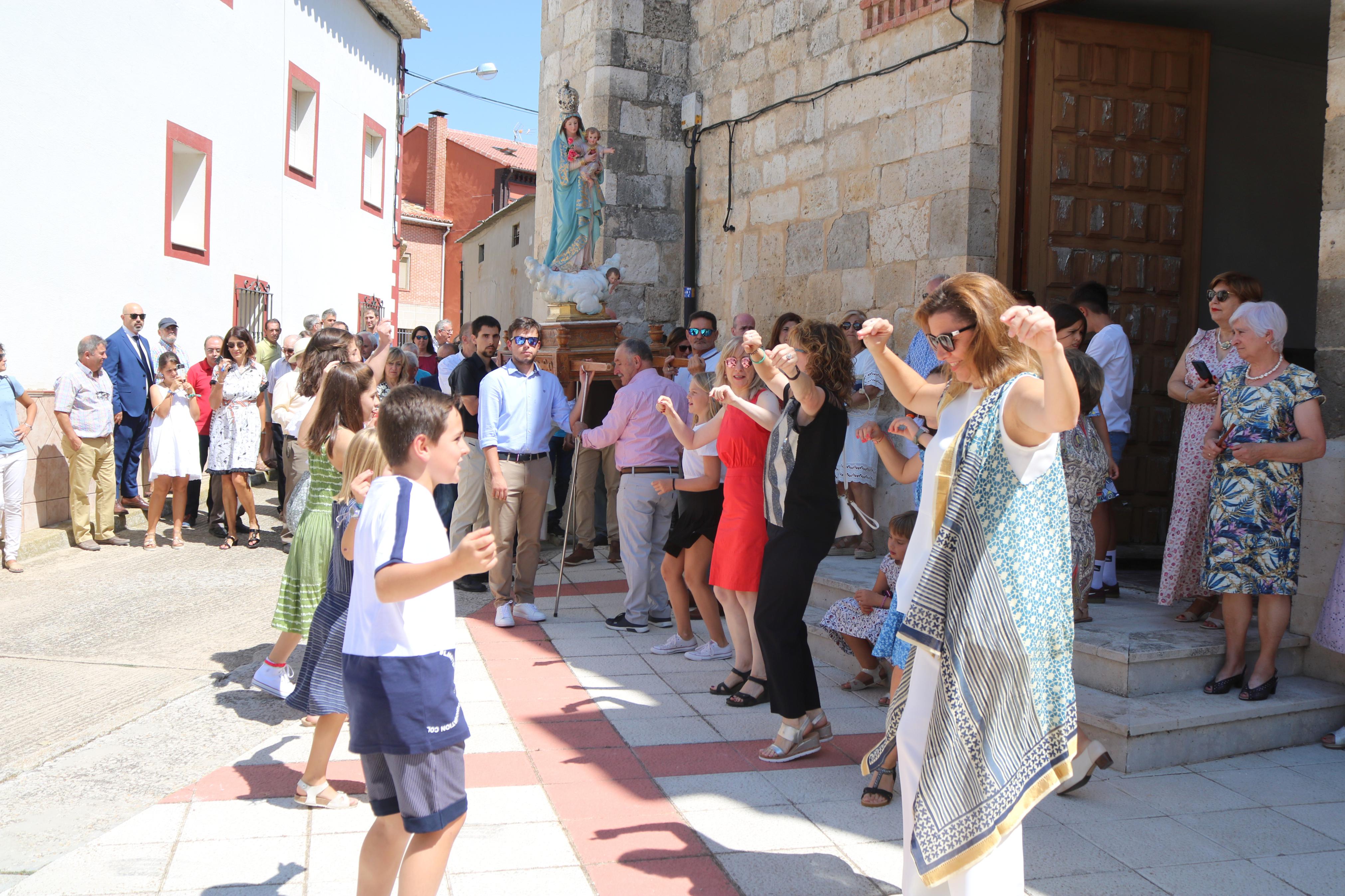 Villaconancio honra a su Patrona con la Jota de los Labradores