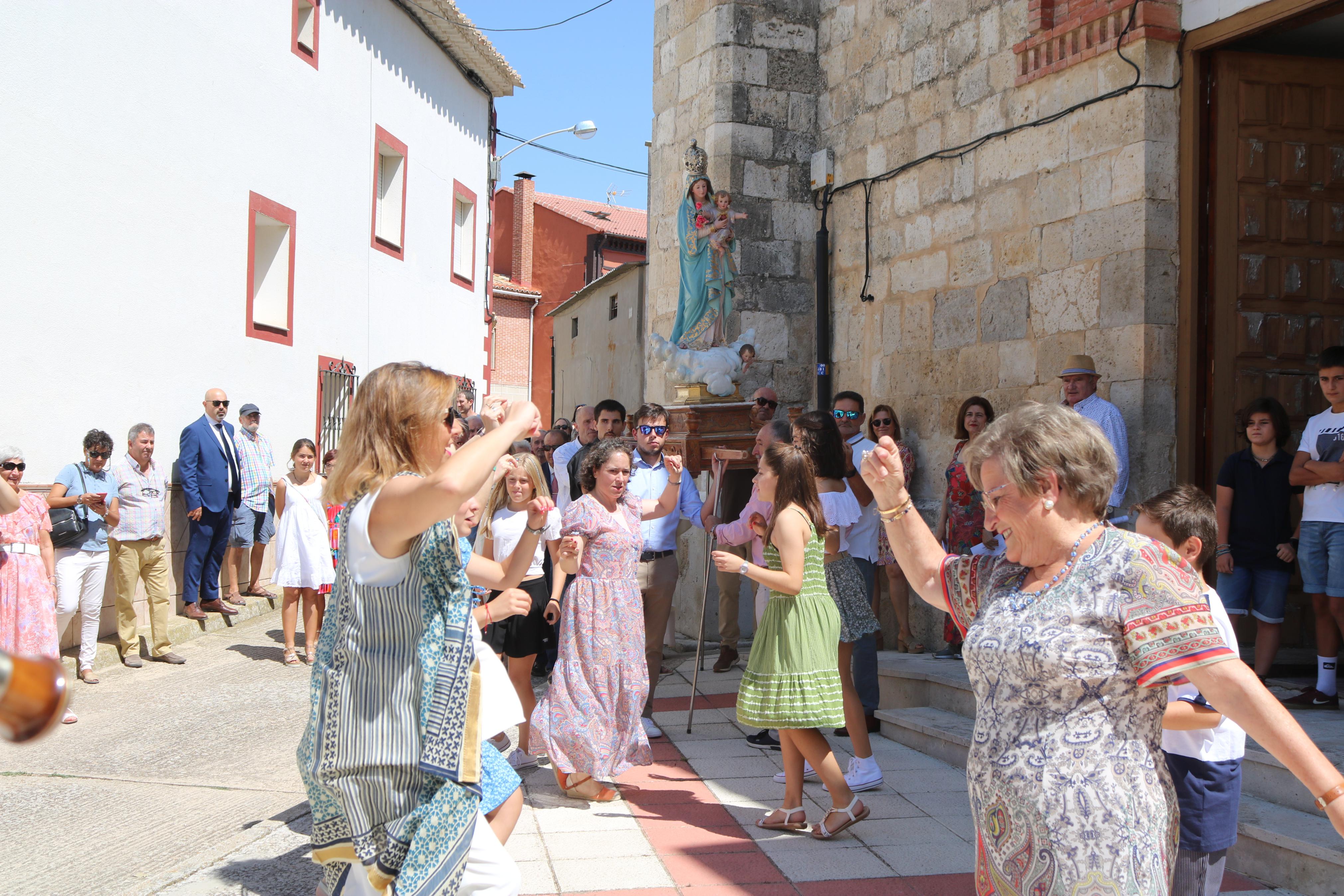 Villaconancio honra a su Patrona con la Jota de los Labradores