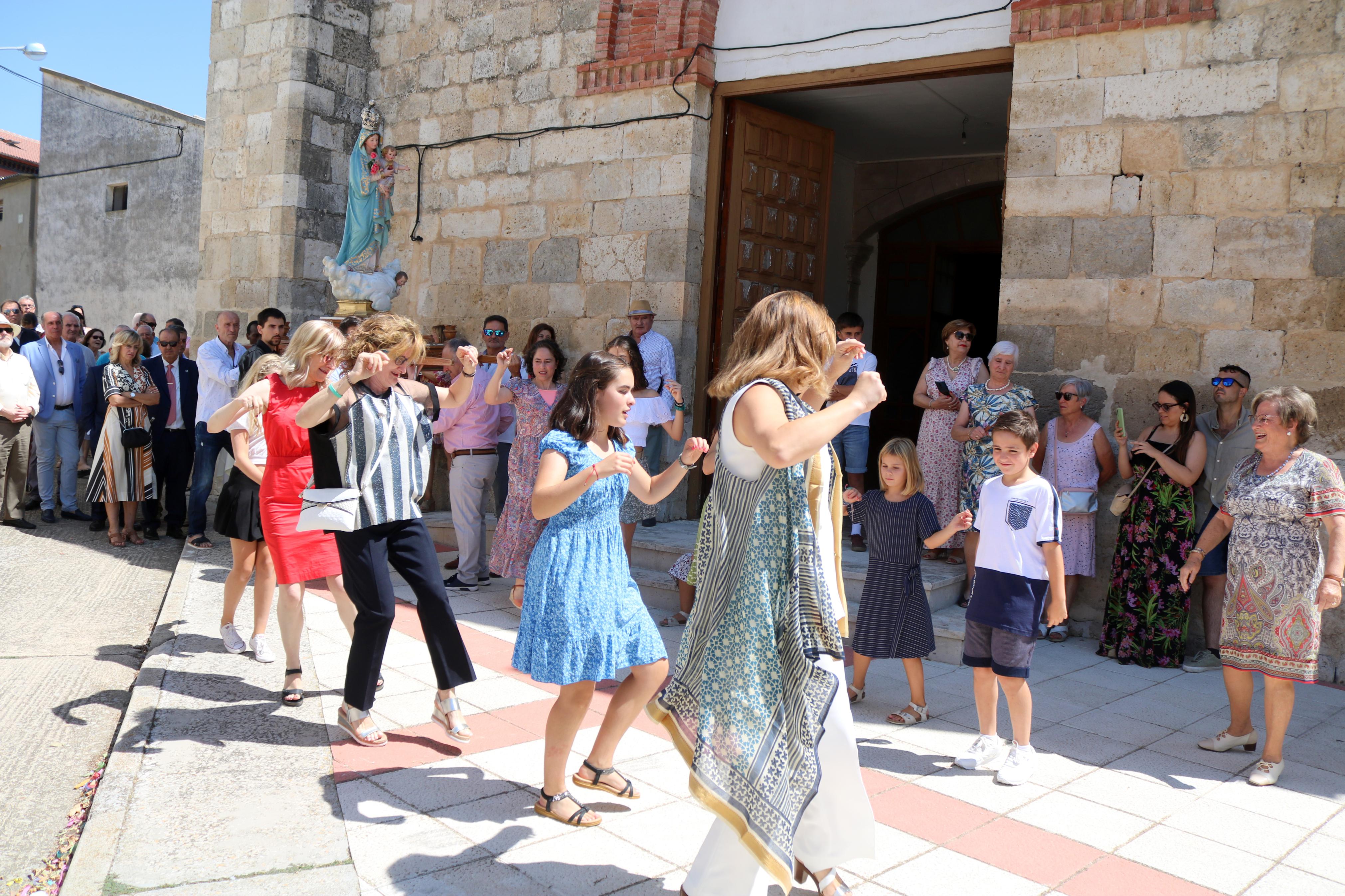 Villaconancio honra a su Patrona con la Jota de los Labradores