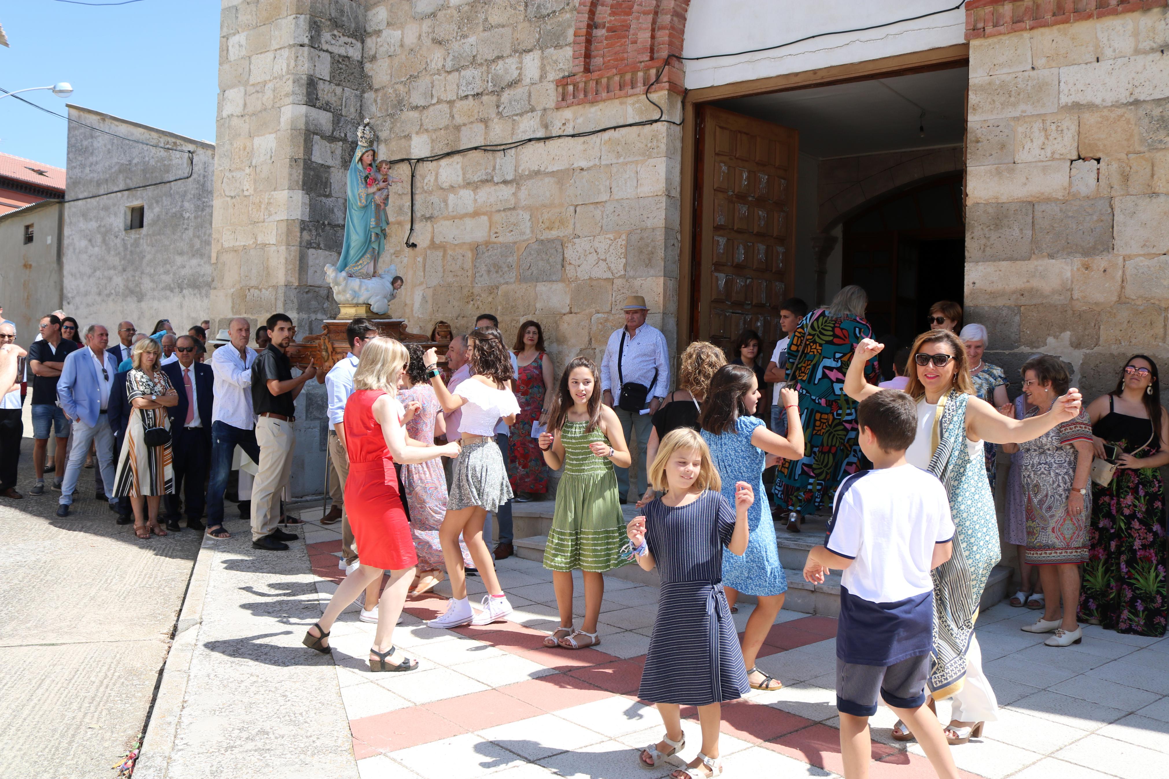 Villaconancio honra a su Patrona con la Jota de los Labradores